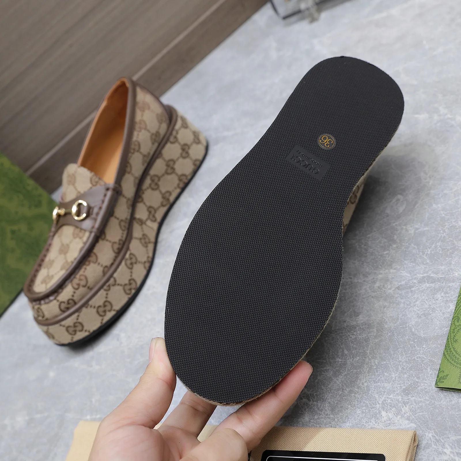 👟👟Ex-factory price 680👟👟 ⚡️The highest version 🔥🔥🔥💯💯💯 ⚡️2024 counter latest model ⚠️original replica ⚡️ Gucci’s latest popular wedge platform shoes - available simultaneously at counters Authentic European style, perfect on the feet💃💃When worn with this shoe, it is elegant and crystal clear. Regardless of the materials of the accessories, they are all customized 1:1. You must go to get the original version. The entire series is full of exciting and beautiful elements. ❶ Upper: cowhide/double G embroidered texture ❷ Inner lining: sheepskin ❸ Feet: sheepskin ❹Outsole: Imported from Italy ❺ Water platform height: 3.5CM in front and 5.5CM in back ❻Packaging: Original full set of packaging ❼Number of codes: 35-42 (40.41.42 customization is not returnable)